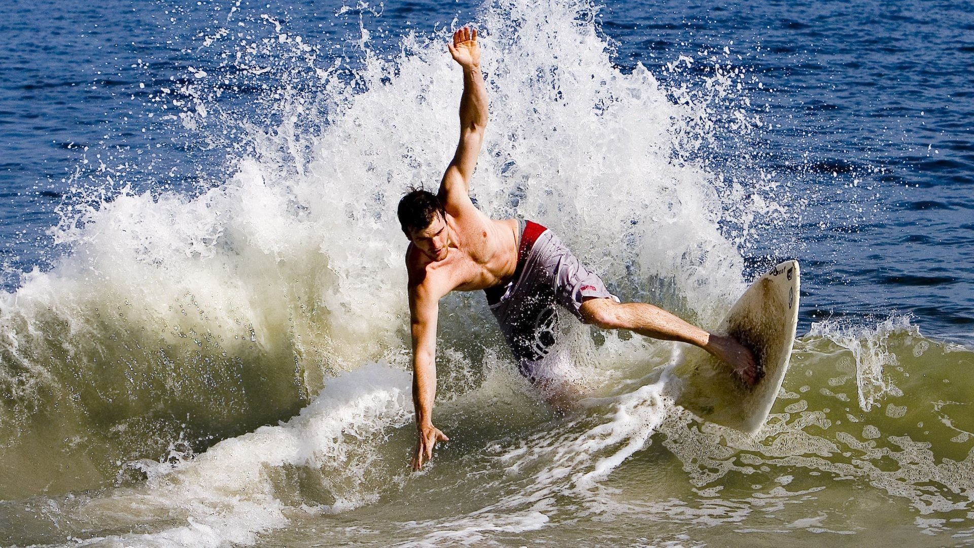 C罗击中横梁错失绝杀机会,c罗打比赛